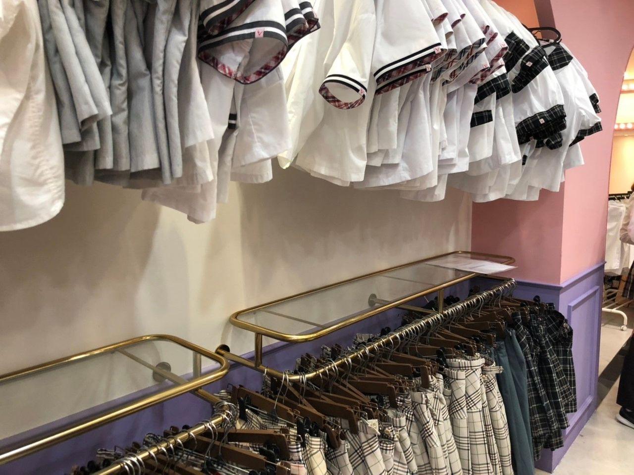 서울 이화교복 매장에서 다양한 옷 옵션을 제공하는 모습